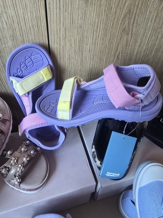 Нови боти frozen Lc Waikiki,гуменки sinsay,сандали sprandi