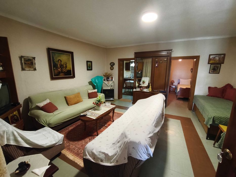 Продава къща 59м2 с ид.част от двор 900м2 в центъра на Кердилия,Гърция