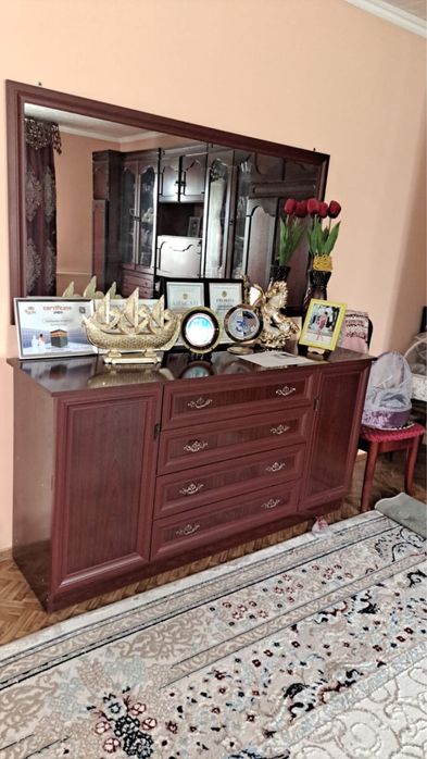 Мебель для зала сервиз стенка комод и часы