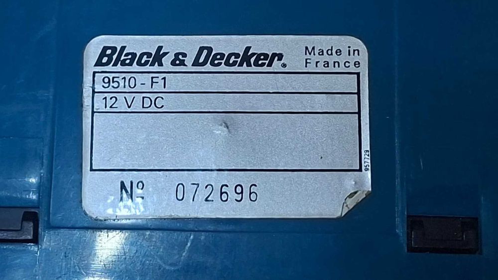 Aspiratorul Black & Decker CarVac pentru AUTO alimentat la 12V, si este dotat cu un filtru refolosibil din pânză fină sau plasă.