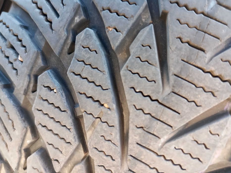 225/60 R18 Nokian