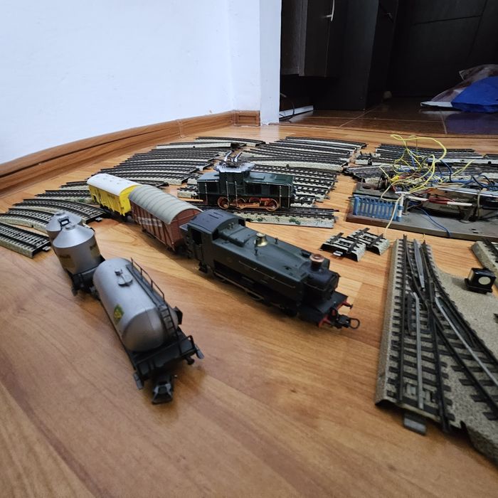 Trenulețe în miniatura de metal cu șine de tren electrice