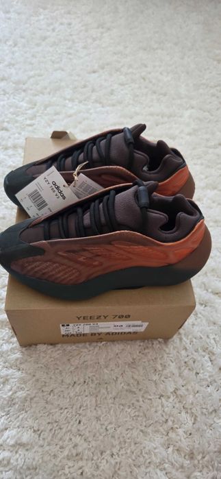 Adidas Yeezy 700 V3,originali,marimea 36 2/3,maro cu portocaliu,noi,cu eticheta