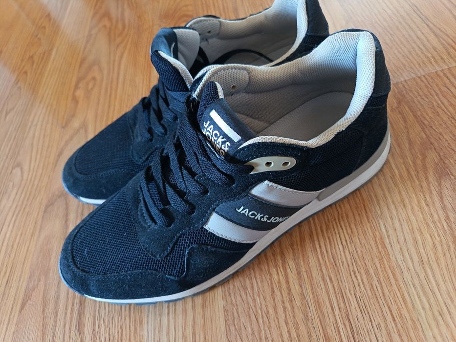 Adidași sport vând