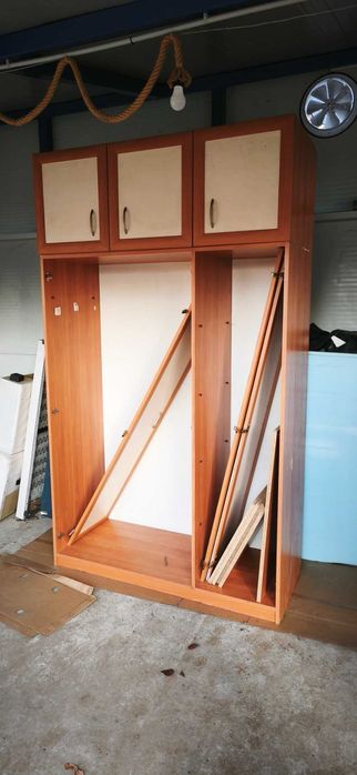 Трикрилен гардероб и етажерка