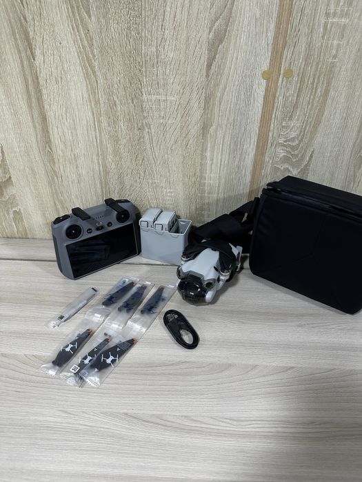 Дрон DJI Mini 4 Pro Fly More Combo Plus (DJI RC 2) белый