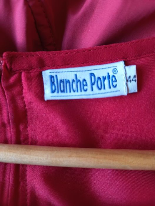 Rochie elegantă cu volane asimetrice