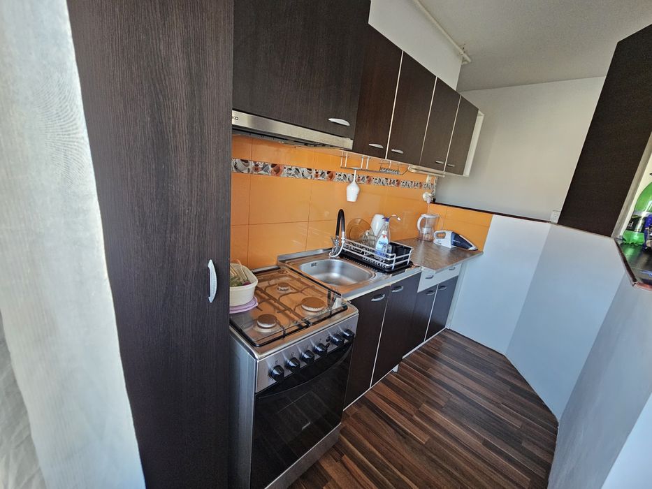 Inchiriez apartament 3 camere.