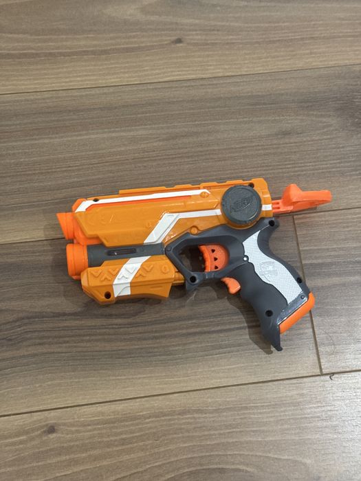 бластер Нерф с лазером