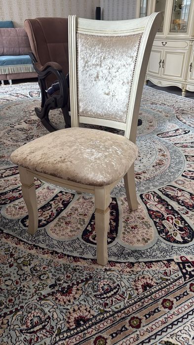 Стол со стульями