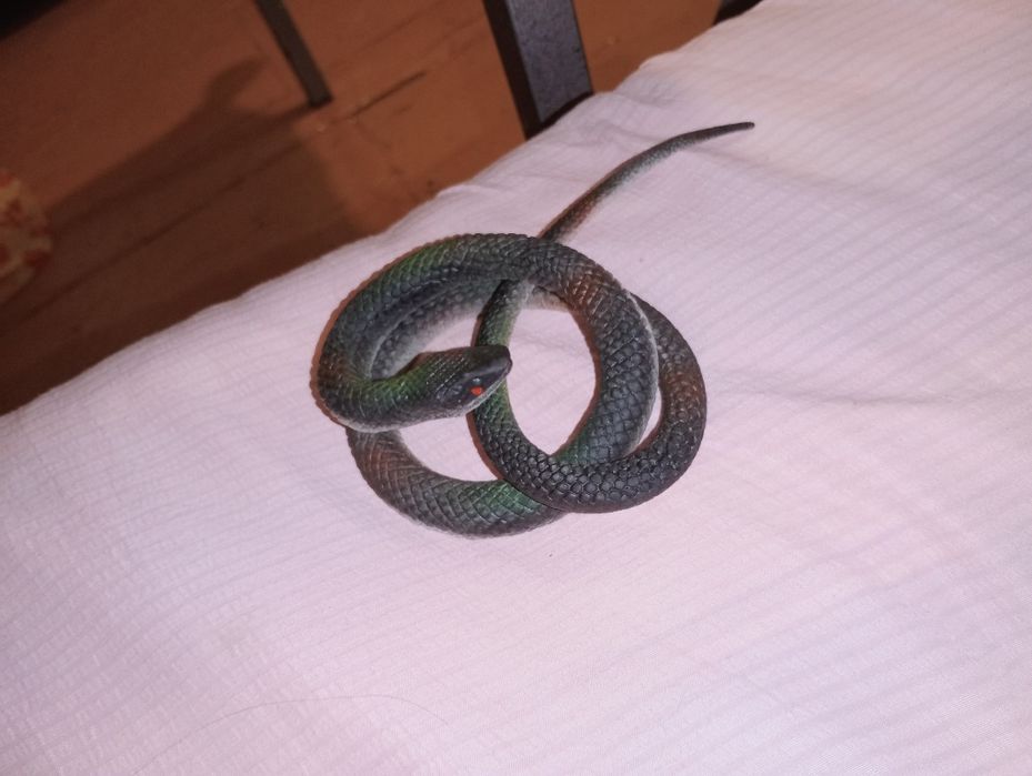 Реалистичная змея.