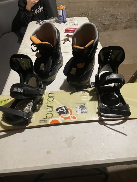 сноуборт с ботуши за него