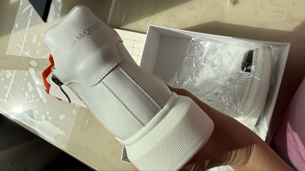 Белые ботинки на подошве кожа