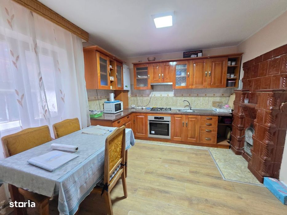Casă în Horia de cărămidă, zonă centrală, 2.400 mp teren, 4 dormitoare