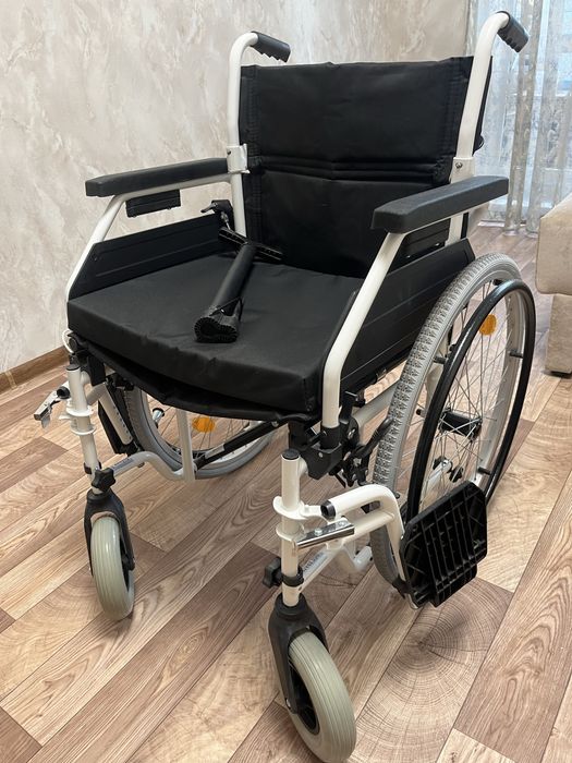 Коляска,туалет,костыли.