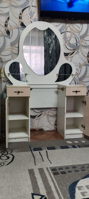 Продам туалетный столик