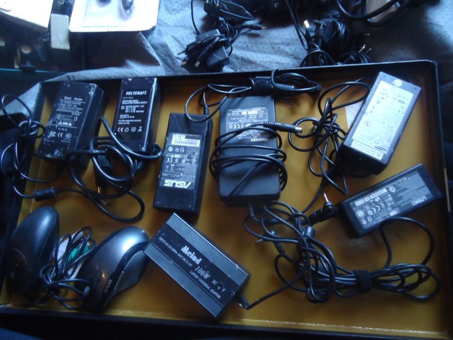 Набор зарядок от различной техники ноутбуки и телефоны и интернет
