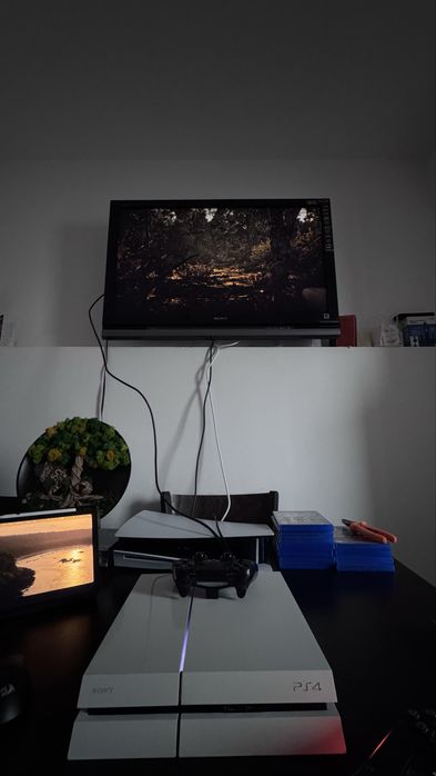 Конзола ps4 с два оригинални контролера!