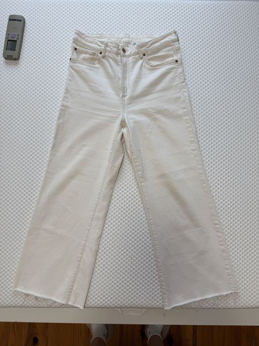 ЧИСТО НОВИ дънки от HM. Размерът е 42 но става и за 40. Цвят бежов.