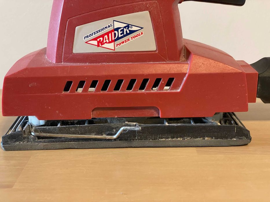 Виброшлайф Raider RD-SA18 150W, шкурка 90x187 мм
