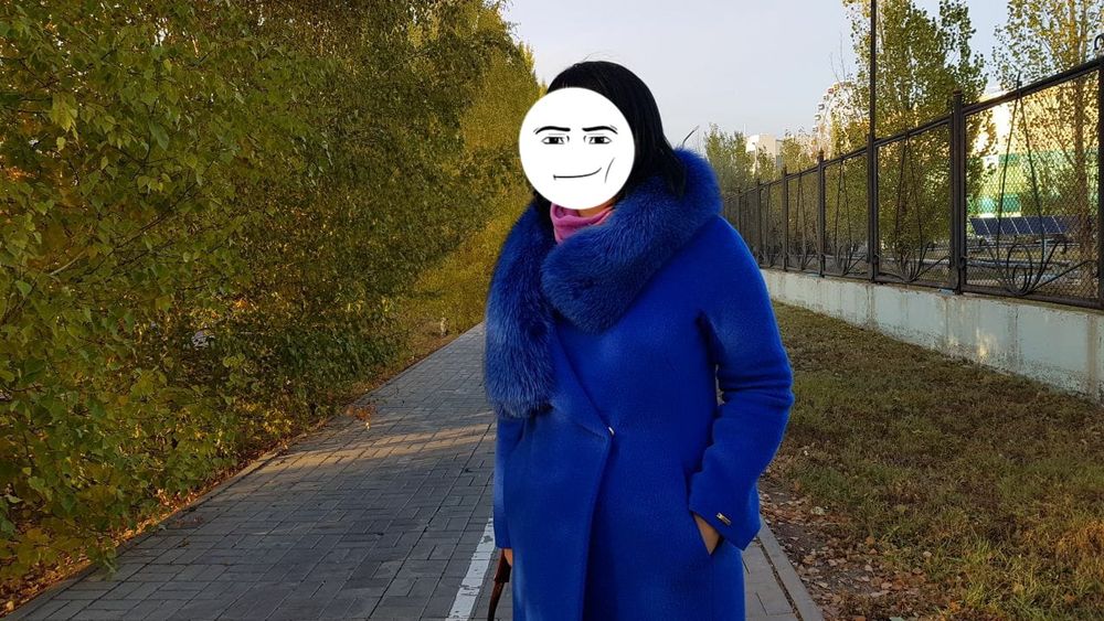 Модное яркое пальто