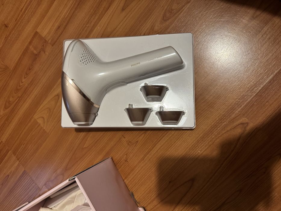 Фотоепилатор Philips Lumea BRI956