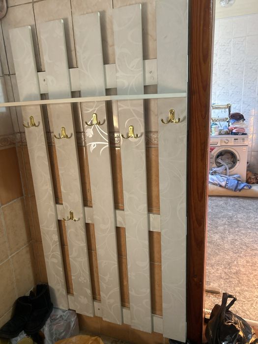 Вешалка белая с золотыми крючками