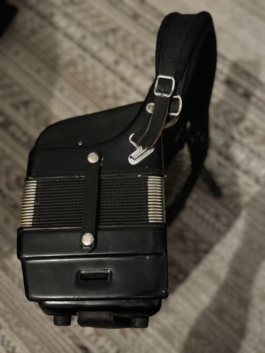 Vând acordeon  120 basi