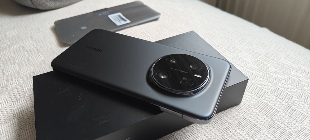 Vând HONOR Magic7 Pro 512GB / 12GB RAM, varianta Black. Încă în garanție la Altex