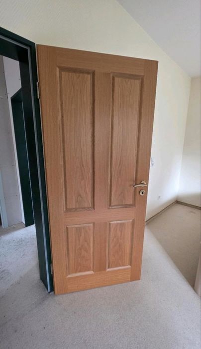 Интериорни масивни дървени врати