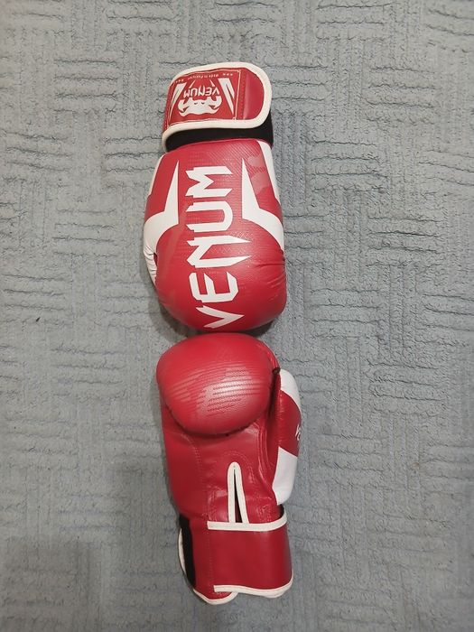Боксёрские перчатки Venum