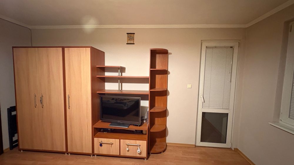 Спалния,диван и трикрилен гардероб