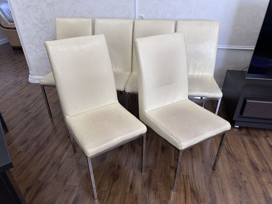 Стулья в кухню , прочные , бежевый кож зам материал , металические нож