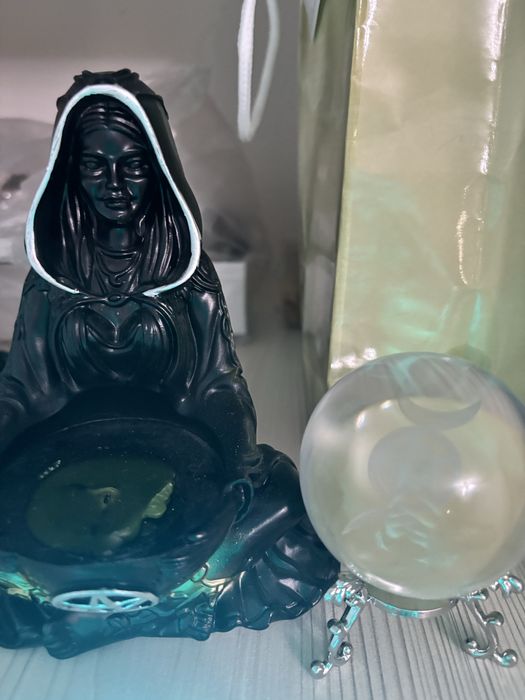 Статуэткв и шар магический