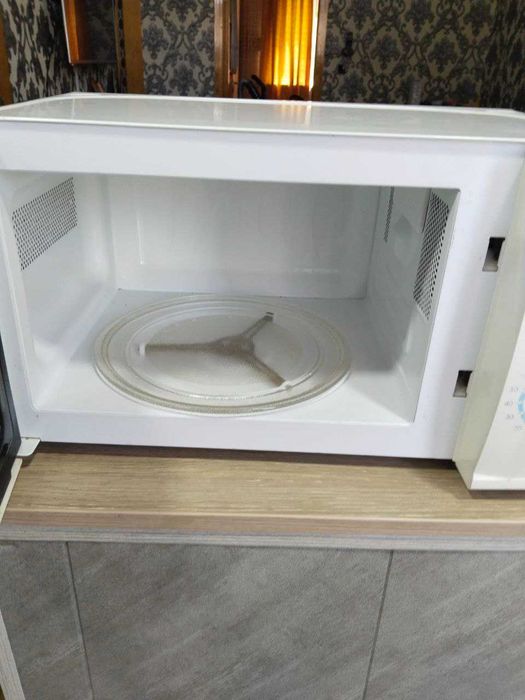 Микроволновая печь LG с механическим управлением.