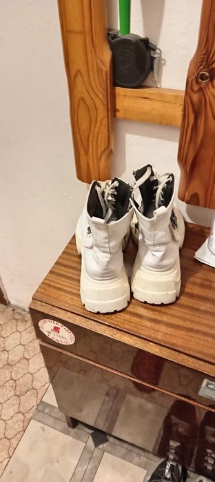 Дамски ботуши цвят бял