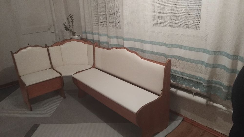 Кухонный стол и уголок