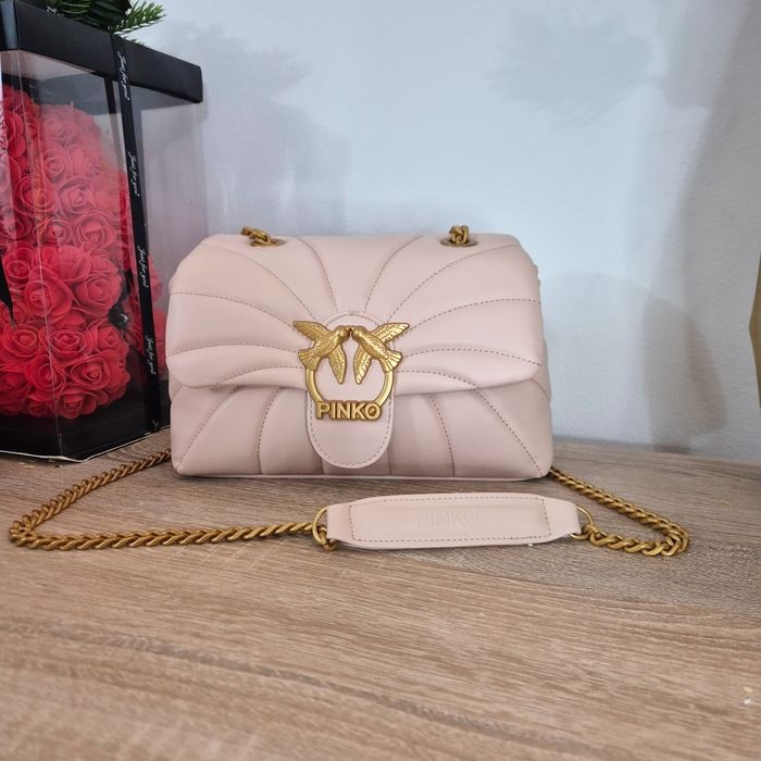 Нови дамски чанти Pinko, guess