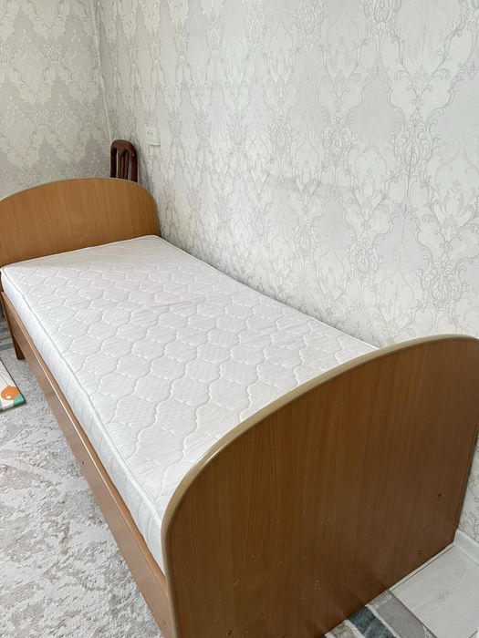 Кровать с матрасом