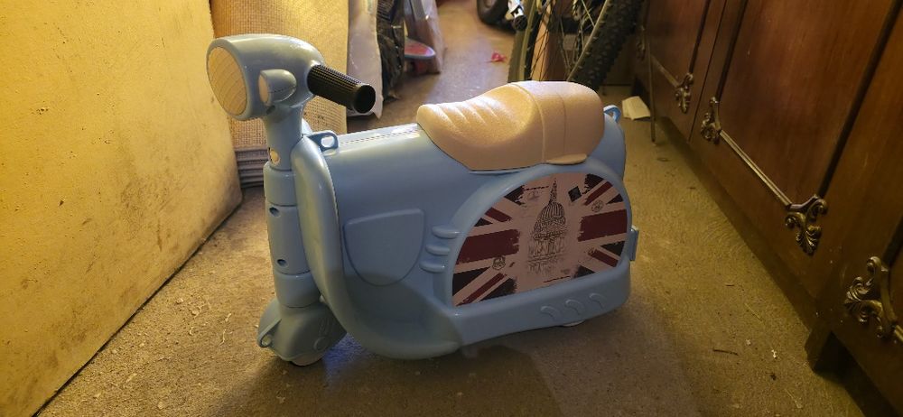 Продавам детски мотор куфар за бутане