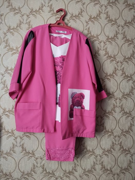 Продам женский костюм тройка