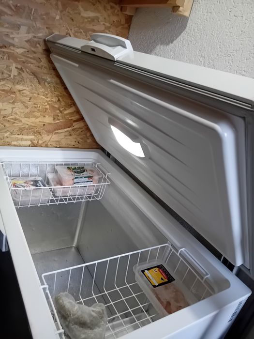 Vând ladă frigorifică 320l