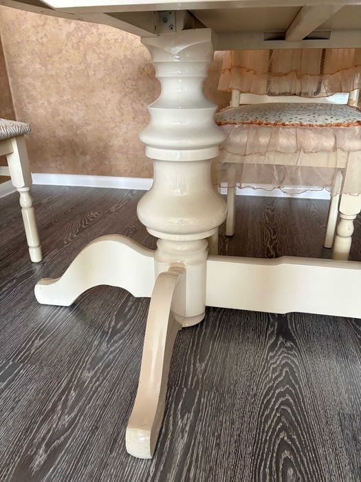 Продаем стол в гостиную со стульями