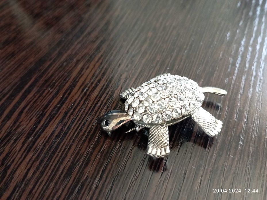 Брошь .                           .