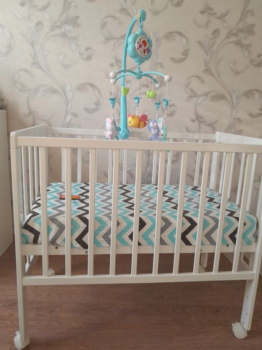 Детская кроватка для ребенка