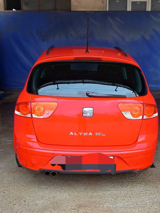 Masina Seat rosie