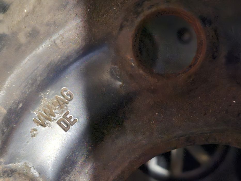 Метални оригинални джанти със зимни гуми на тях