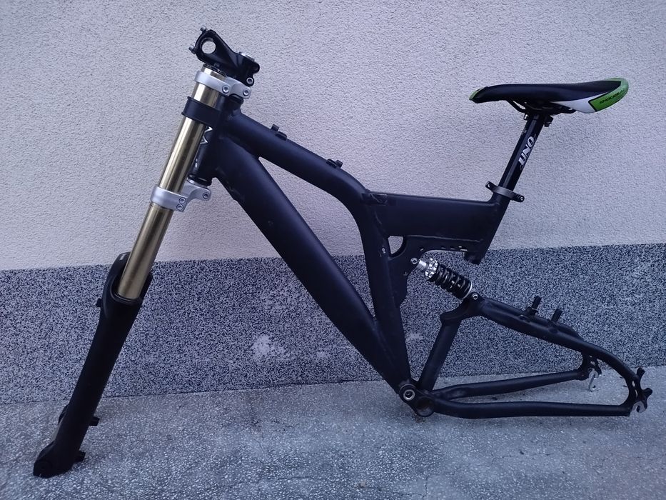 Продавам рамка Cross T-rex