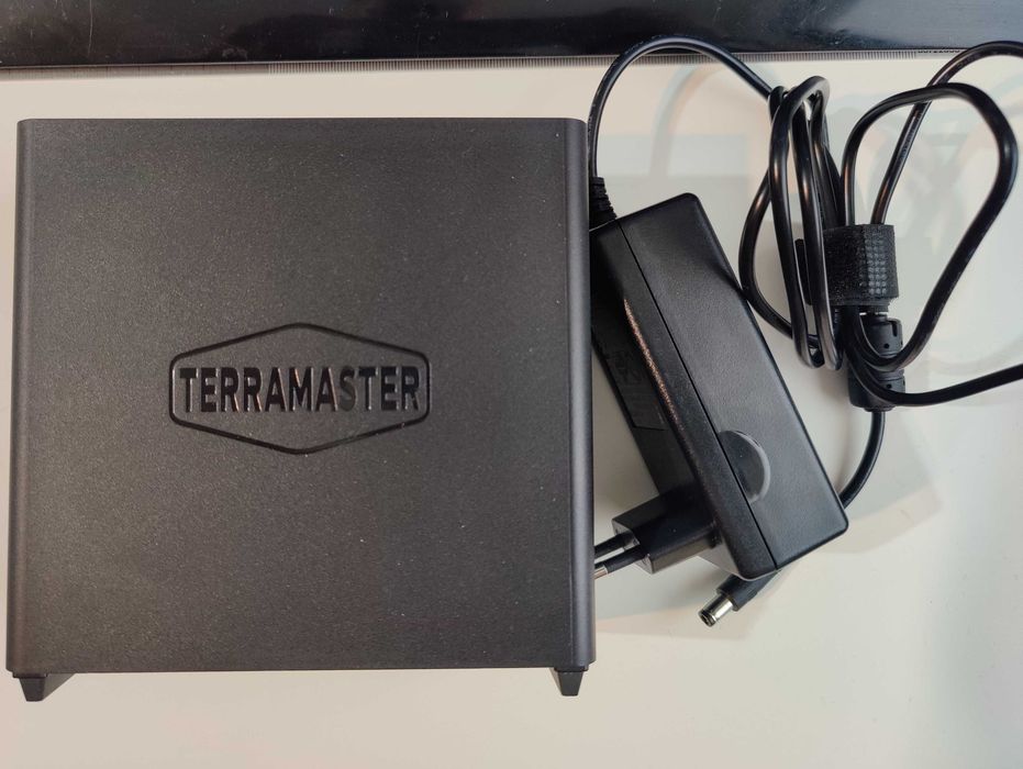 Unitate de stocare NAS TerraMaster F4 SSD - 4x sloturi M.2 - 5GbE