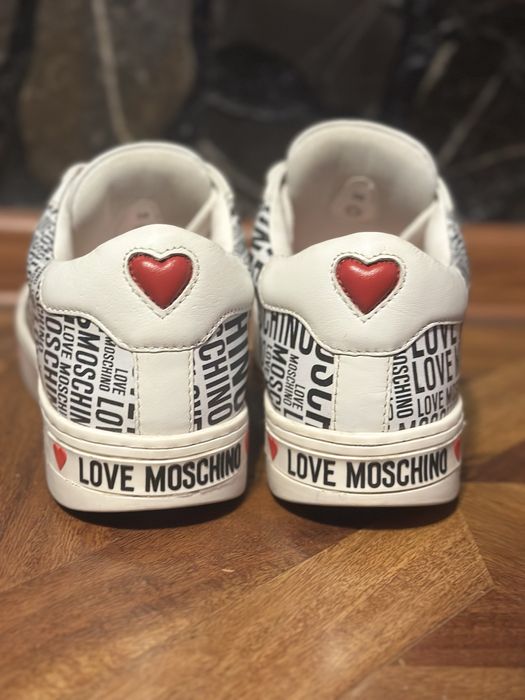 Tenesi, love moschino